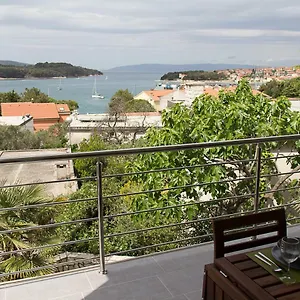 Apartment Down By The Bay, Cres